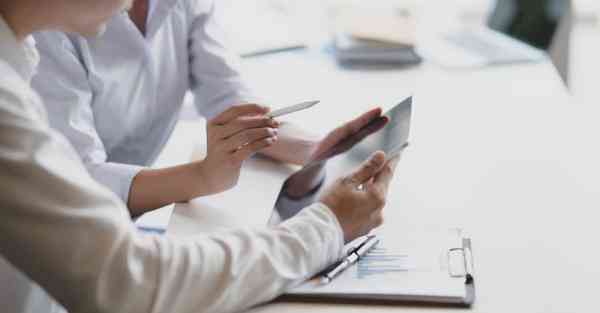 人工智能机器人和人谈恋爱