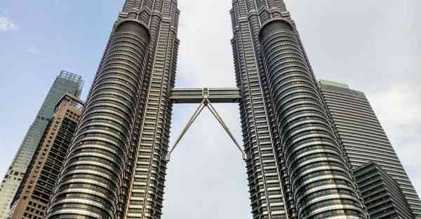 人工智能机器人和人谈恋爱